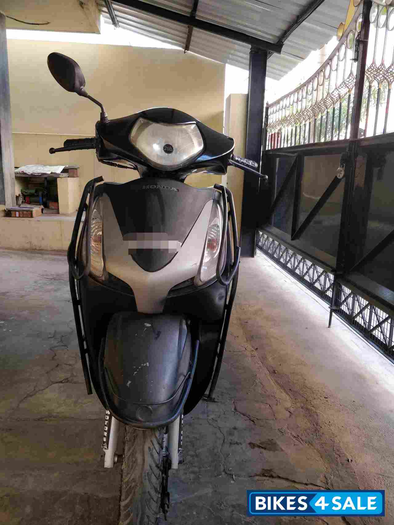 Black Honda Aviator
