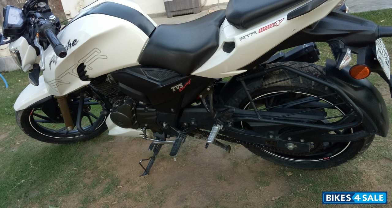 White TVS Apache RTR 200 4V White TVS Apache RTR 200 4V