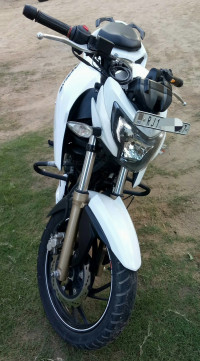 White TVS Apache RTR 200 4V