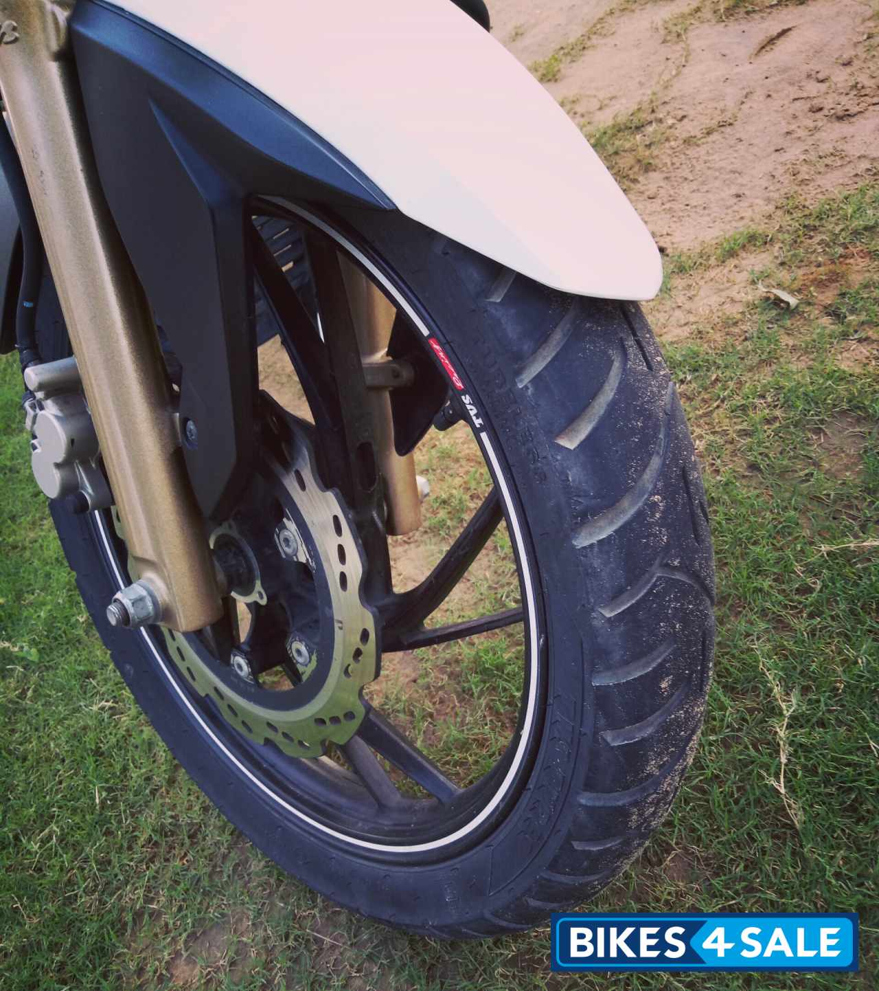 White TVS Apache RTR 200 4V White TVS Apache RTR 200 4V