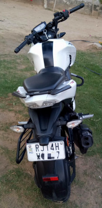 White TVS Apache RTR 200 4V
