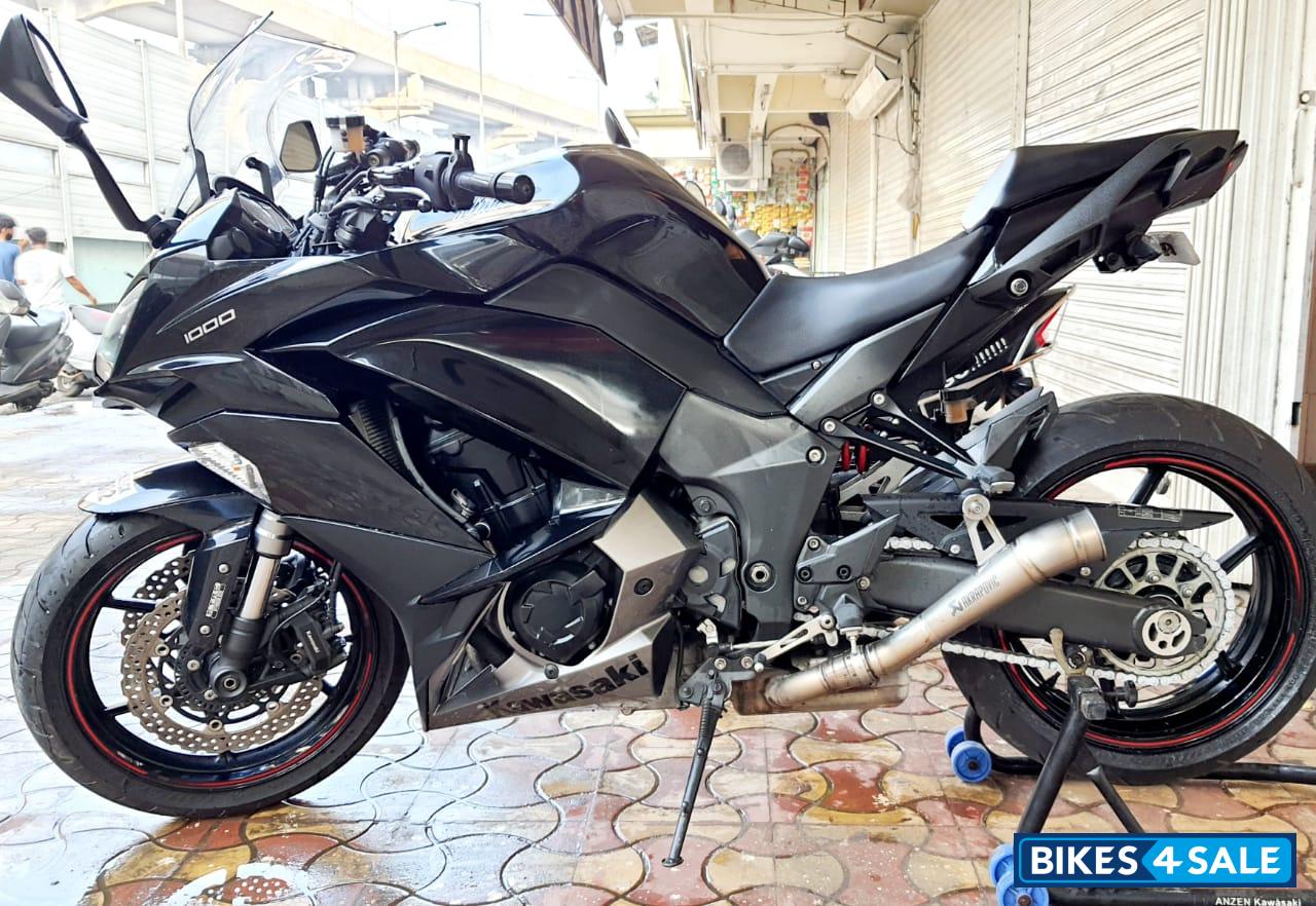 Black Kawasaki Ninja 1000