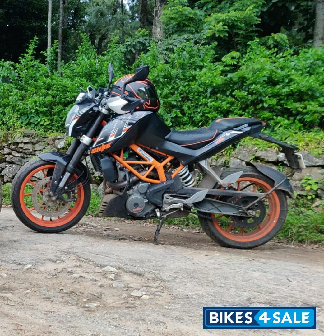 Black KTM Duke 390