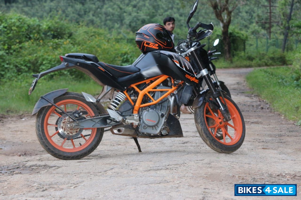 Black KTM Duke 390