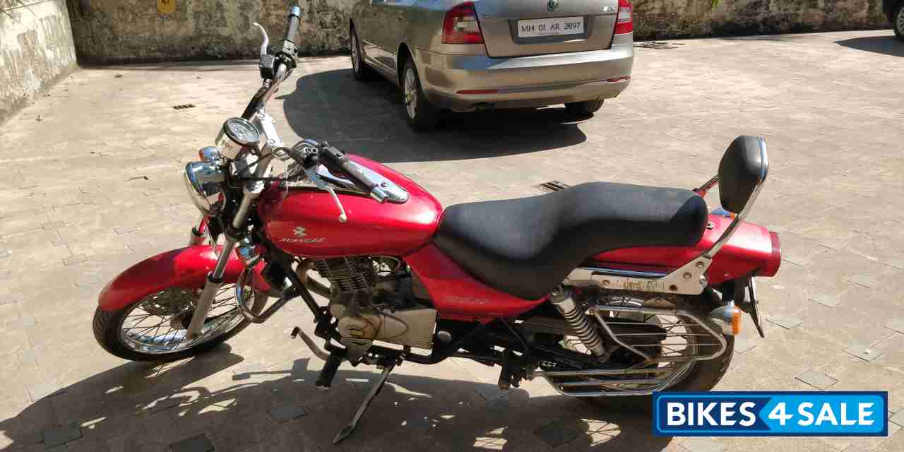 Red Bajaj Avenger 220 DTS-i
