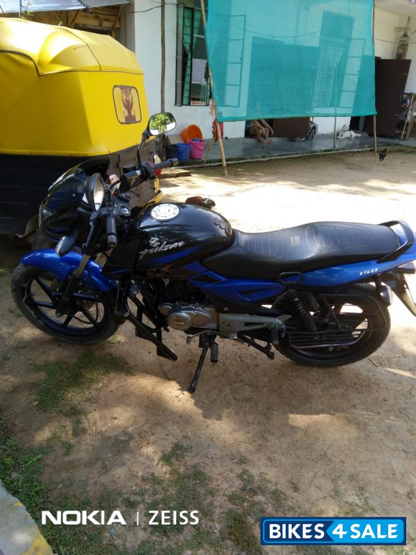 Blue/black Bajaj Pulsar 150 DTSi