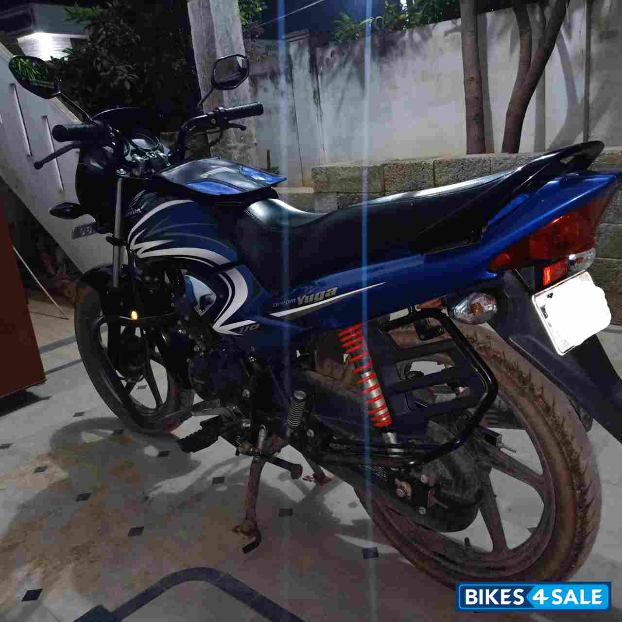 Blue Honda Dream Yuga