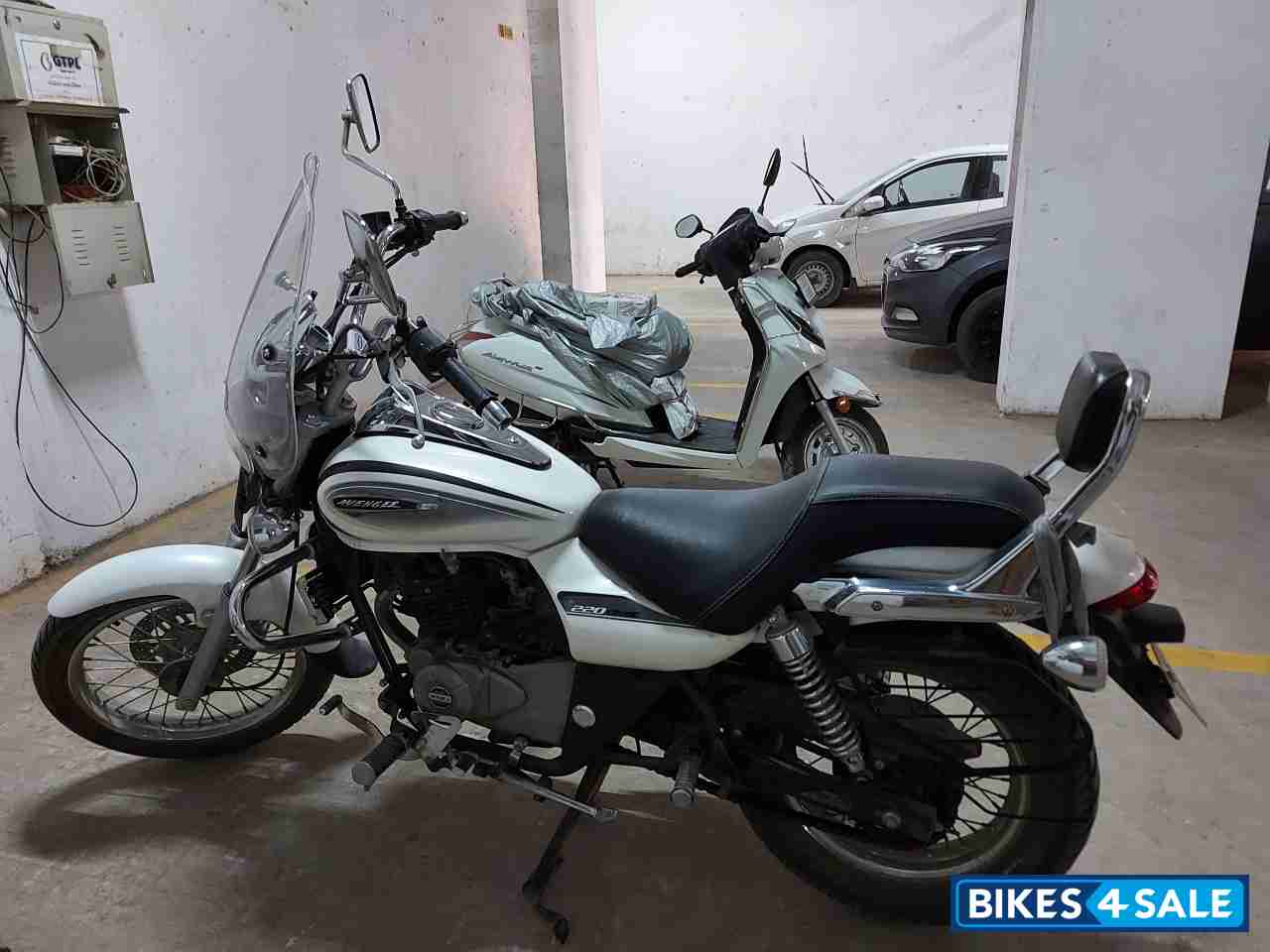 White Bajaj Avenger Cruise 220