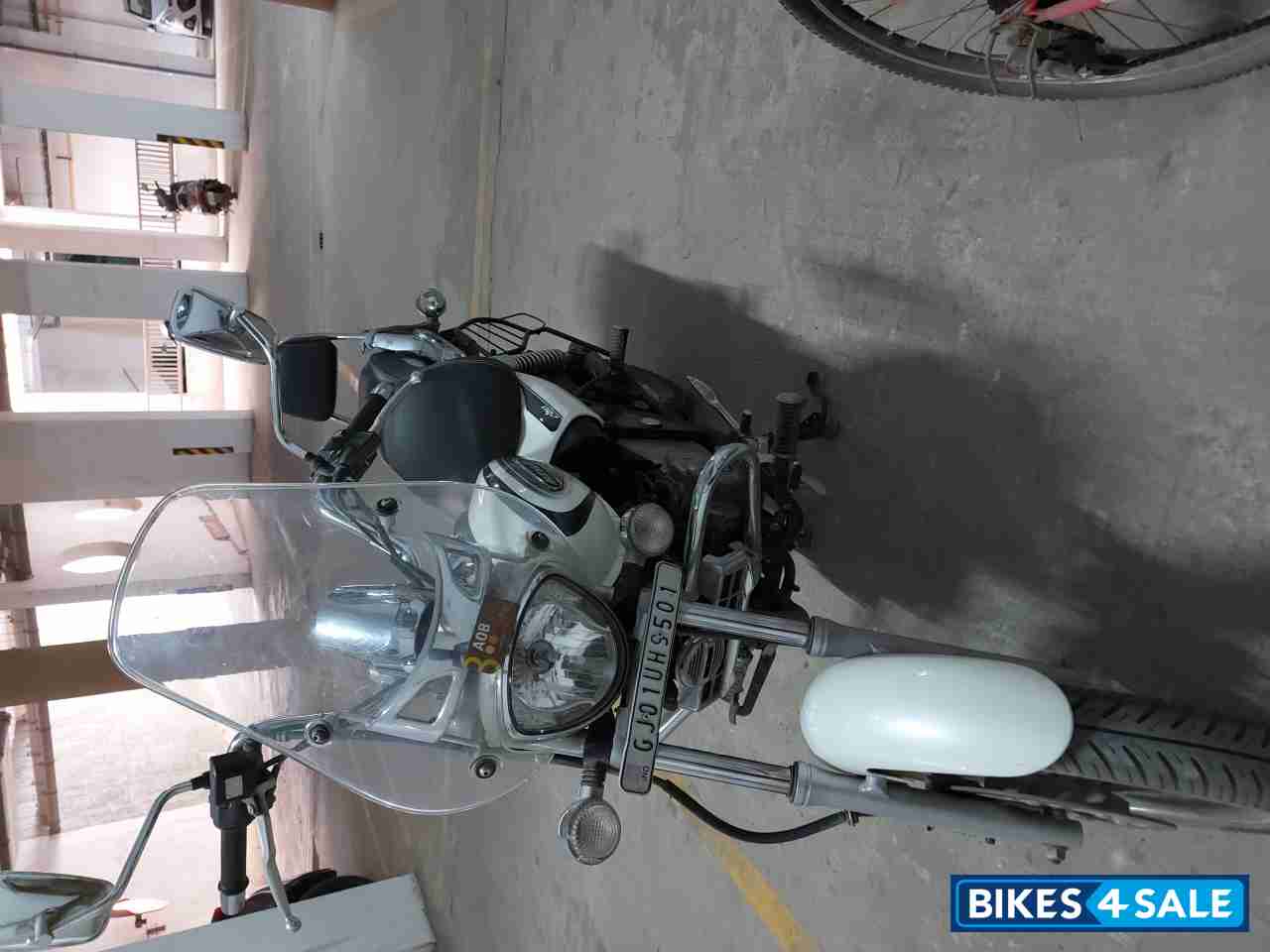 White Bajaj Avenger Cruise 220