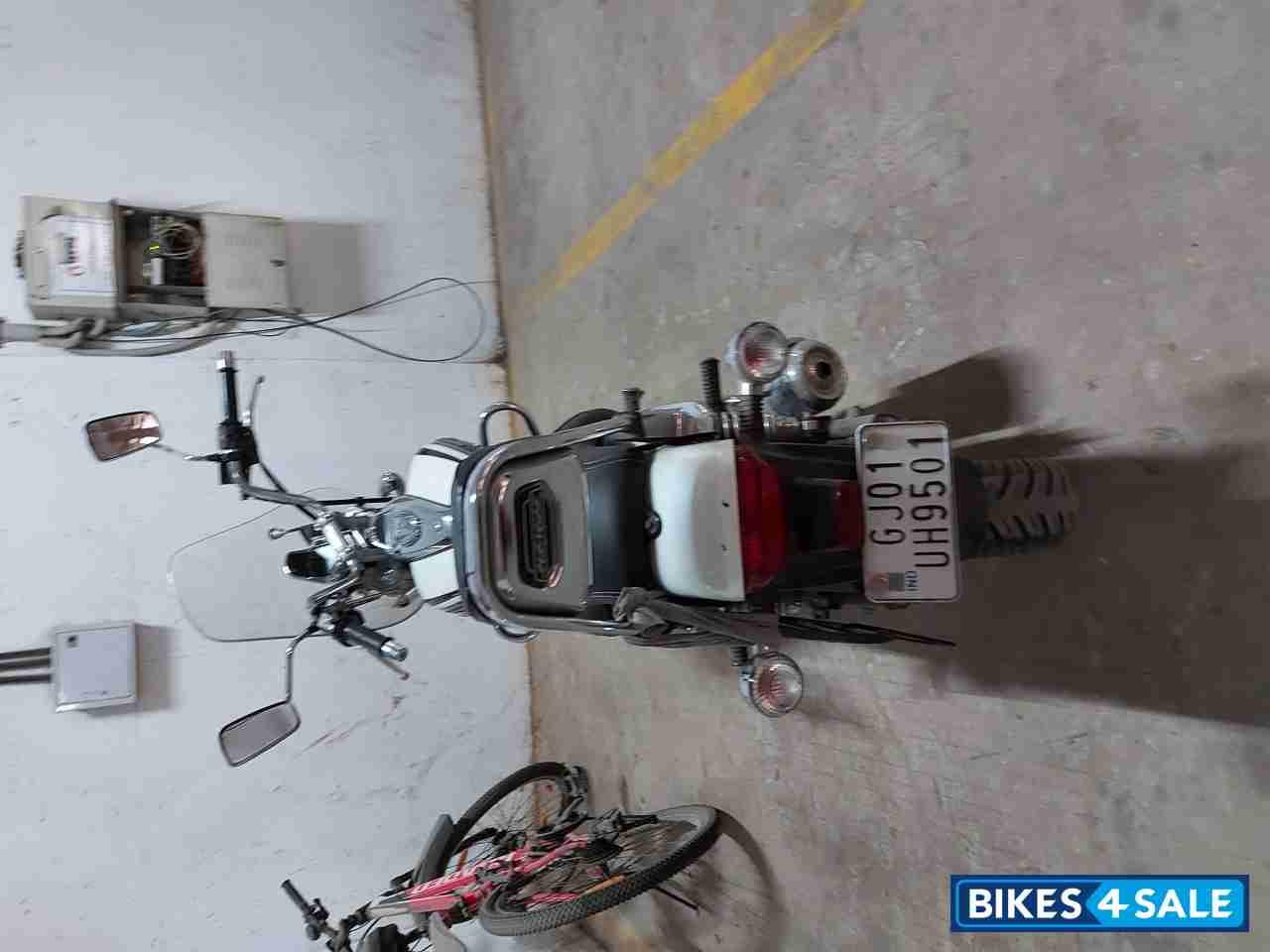 White Bajaj Avenger Cruise 220