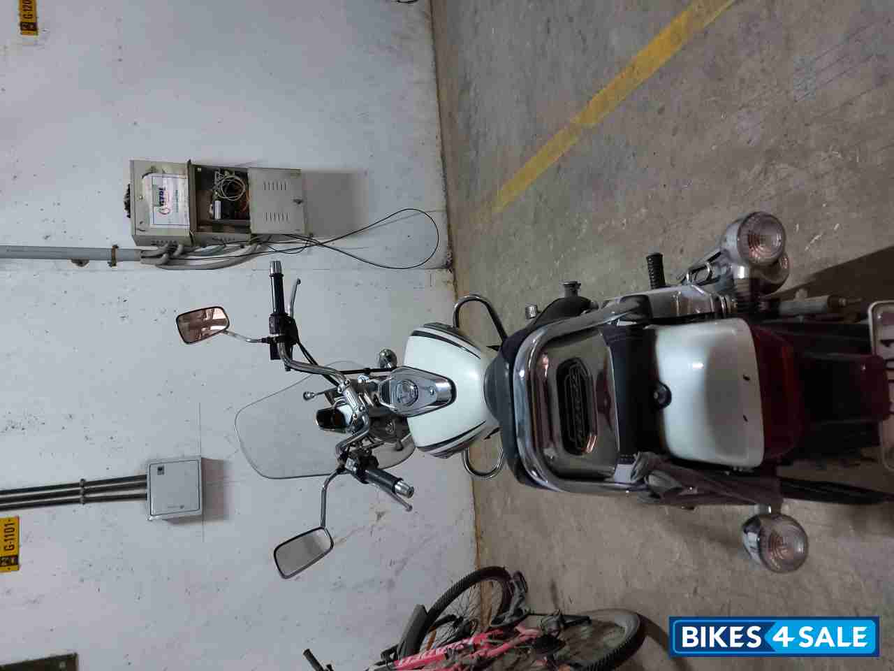 White Bajaj Avenger Cruise 220