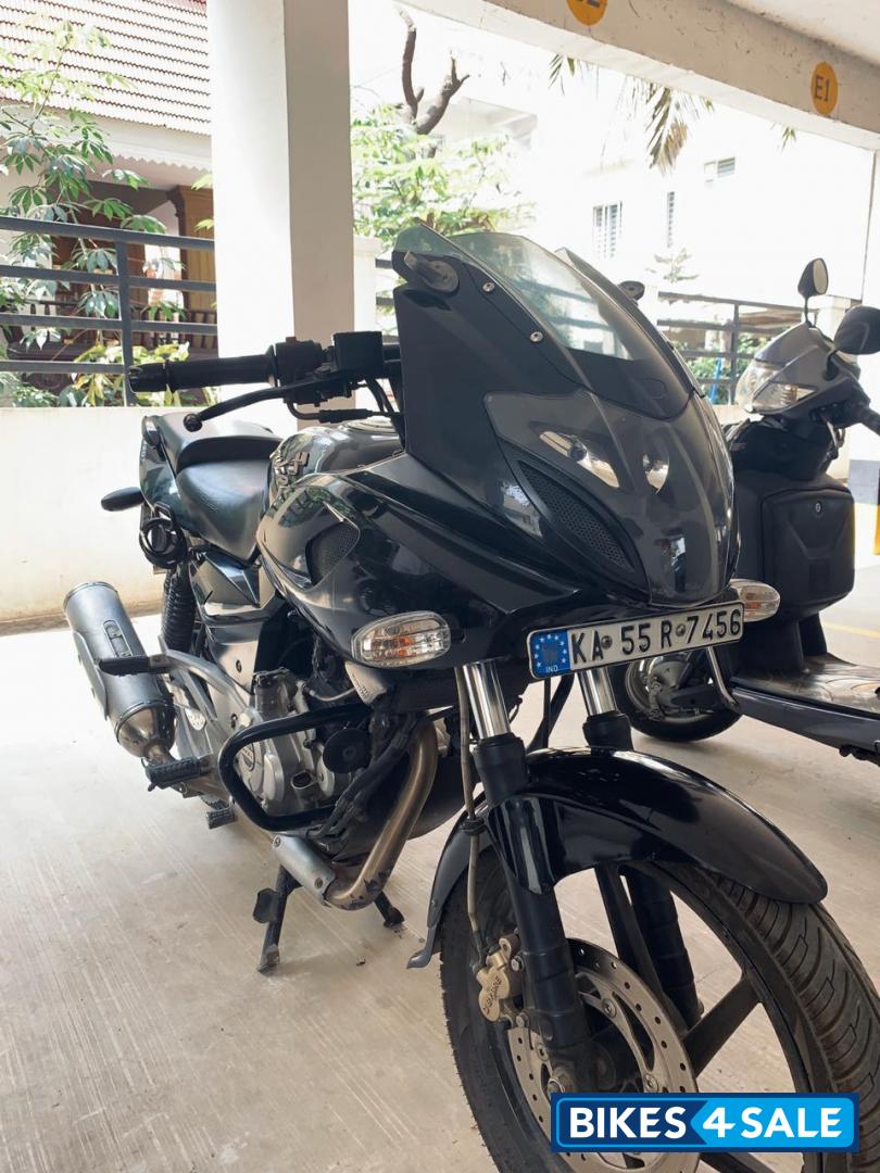 Black Bajaj Pulsar 220F