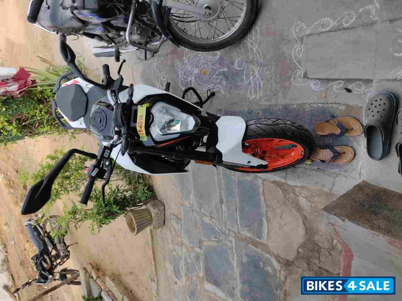 Ceramic White KTM Duke 200 2020