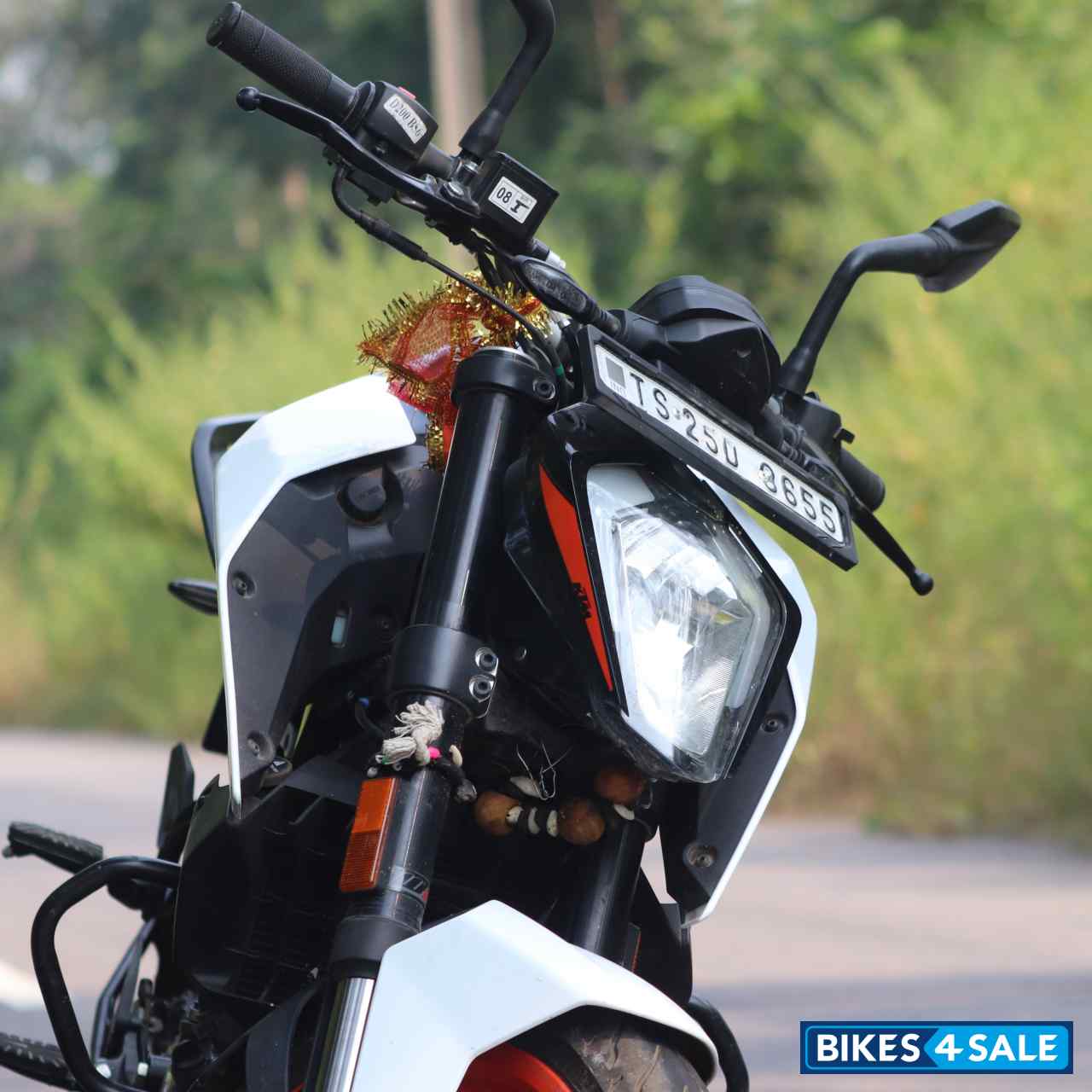 Ceramic White KTM Duke 200 2020