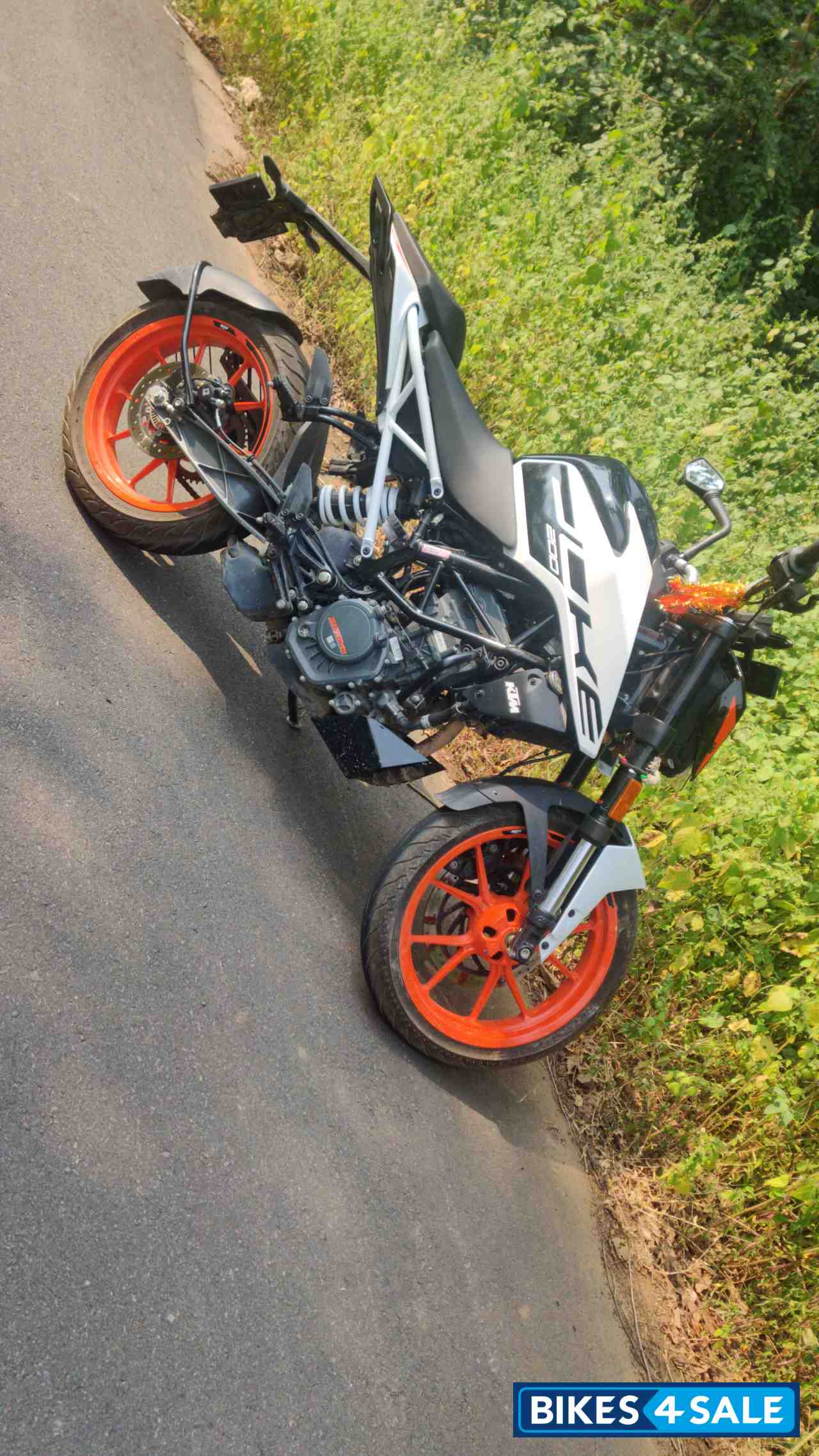 Ceramic White KTM Duke 200 2020