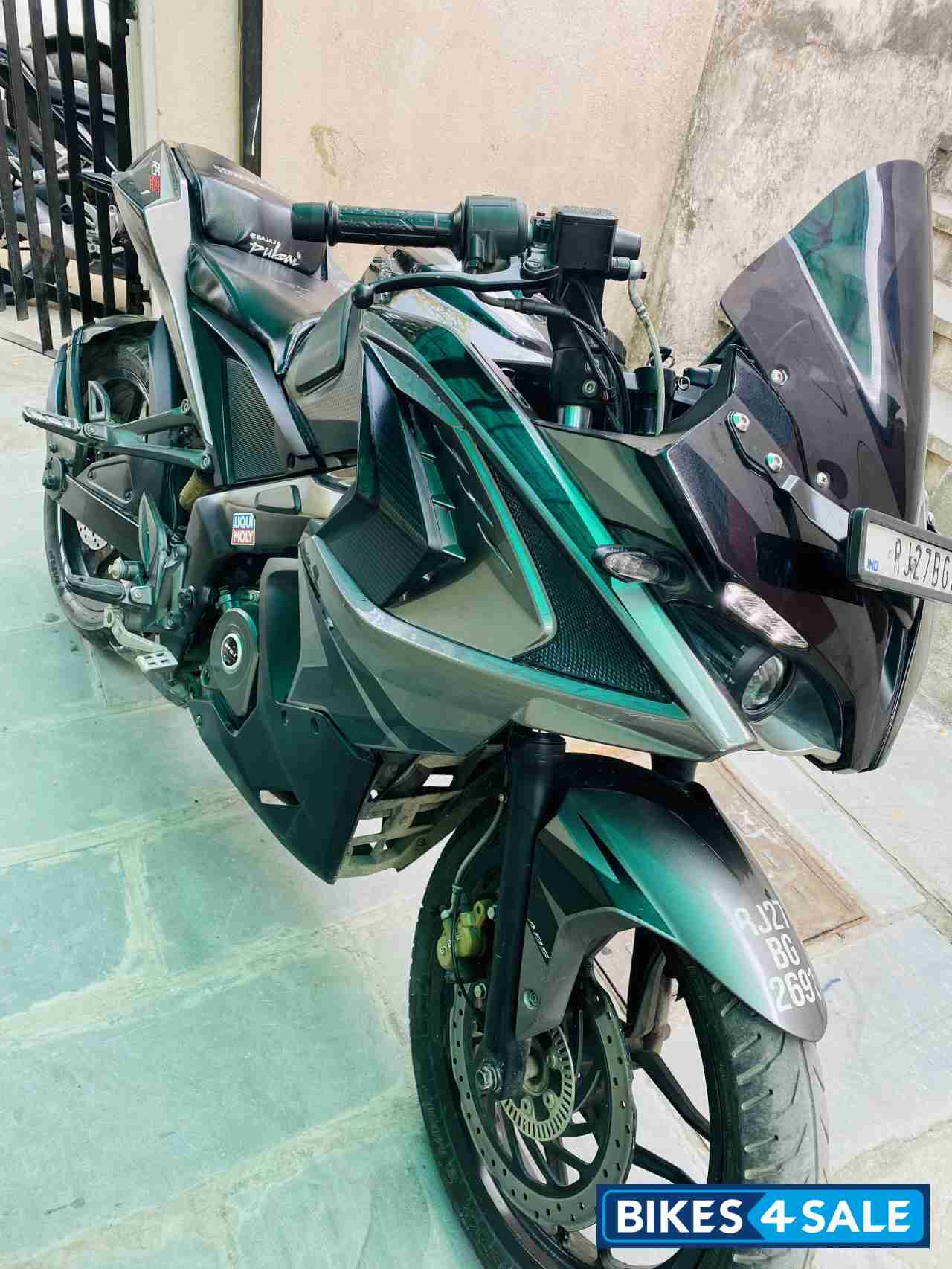 Black Bajaj Pulsar RS 200 ABS