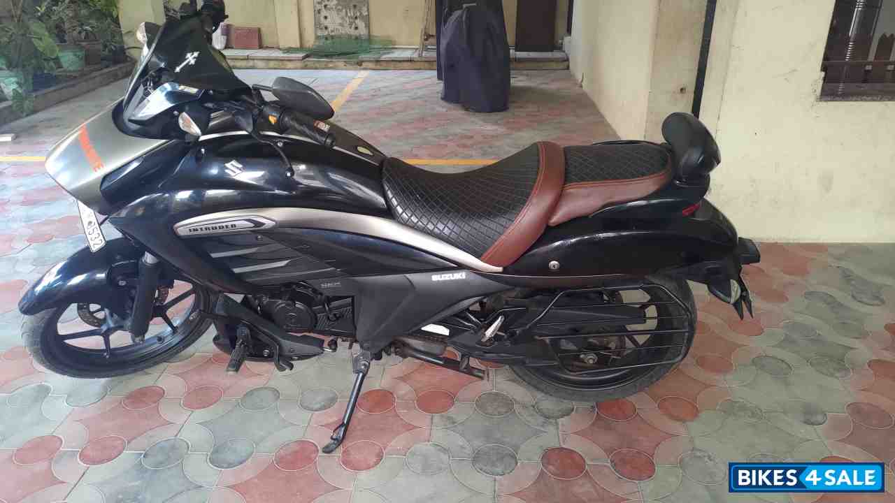 Black Suzuki Intruder 150 FI