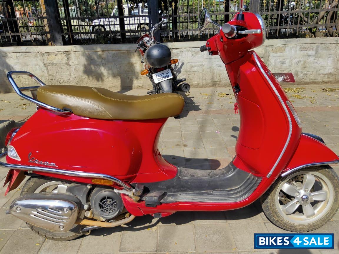 Red Vespa VXL 125 Red Vespa VXL 125