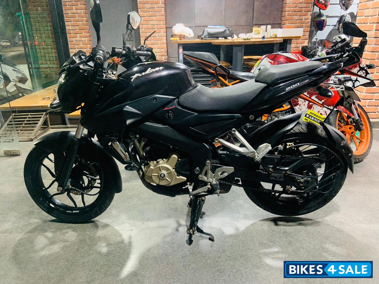 Black Bajaj Pulsar 200 NS