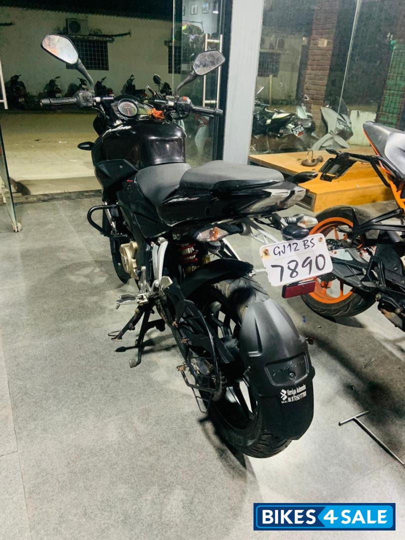 Black Bajaj Pulsar 200 NS