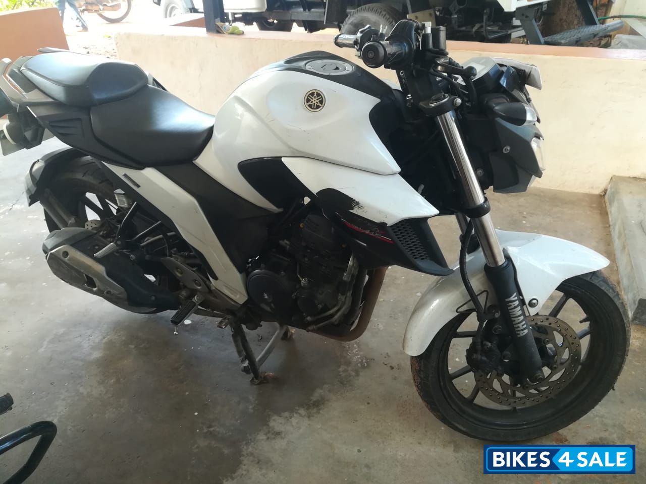White Yamaha FZS 25