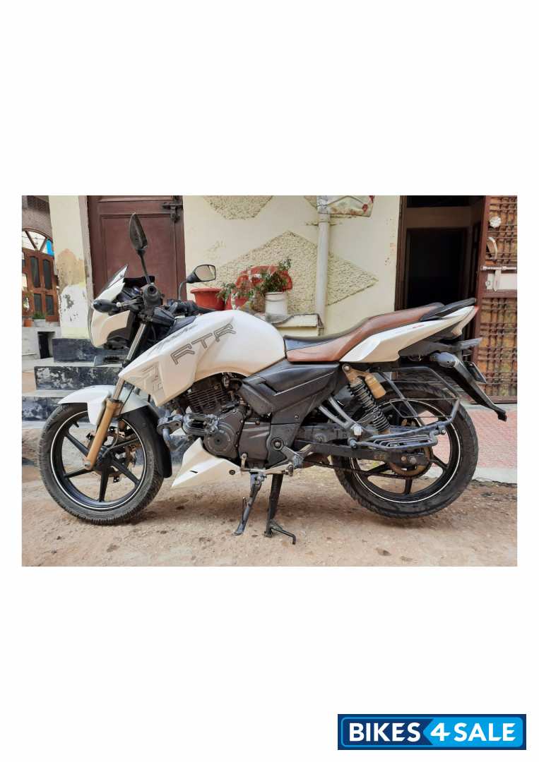 White TVS Apache RTR 180
