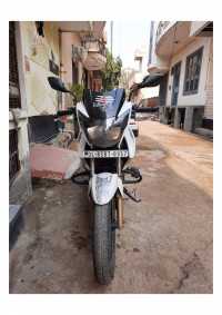 White TVS Apache RTR 180