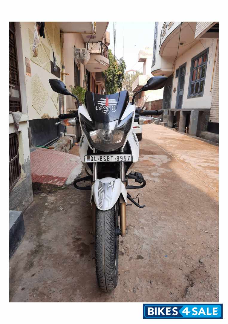 White TVS Apache RTR 180