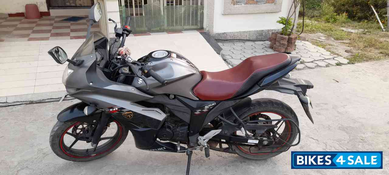 Grey Suzuki Gixxer SF