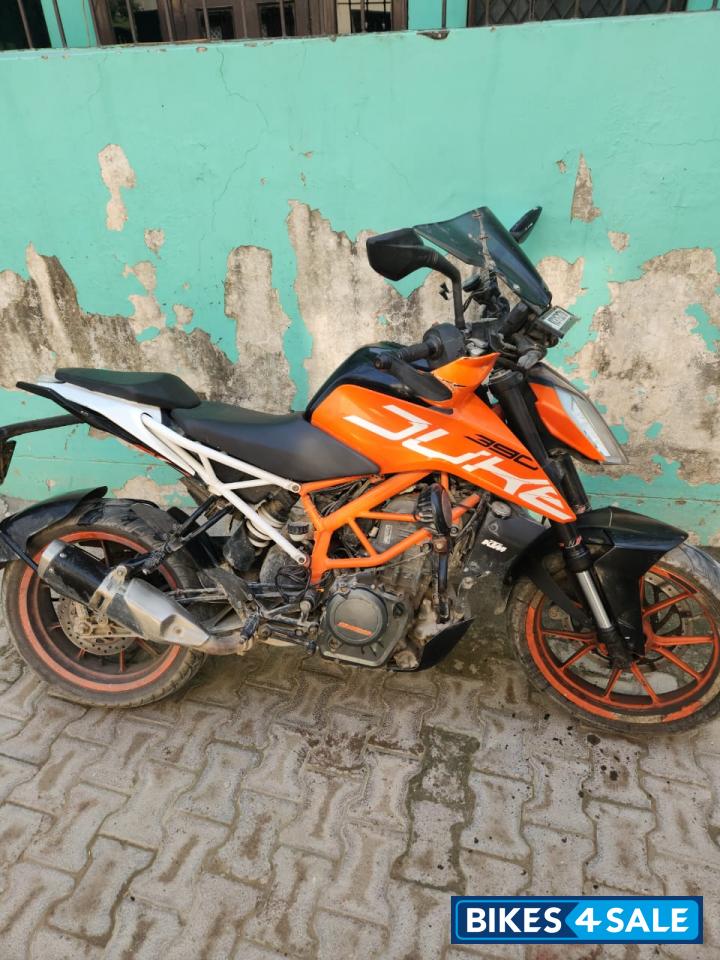 Orange KTM Duke 390