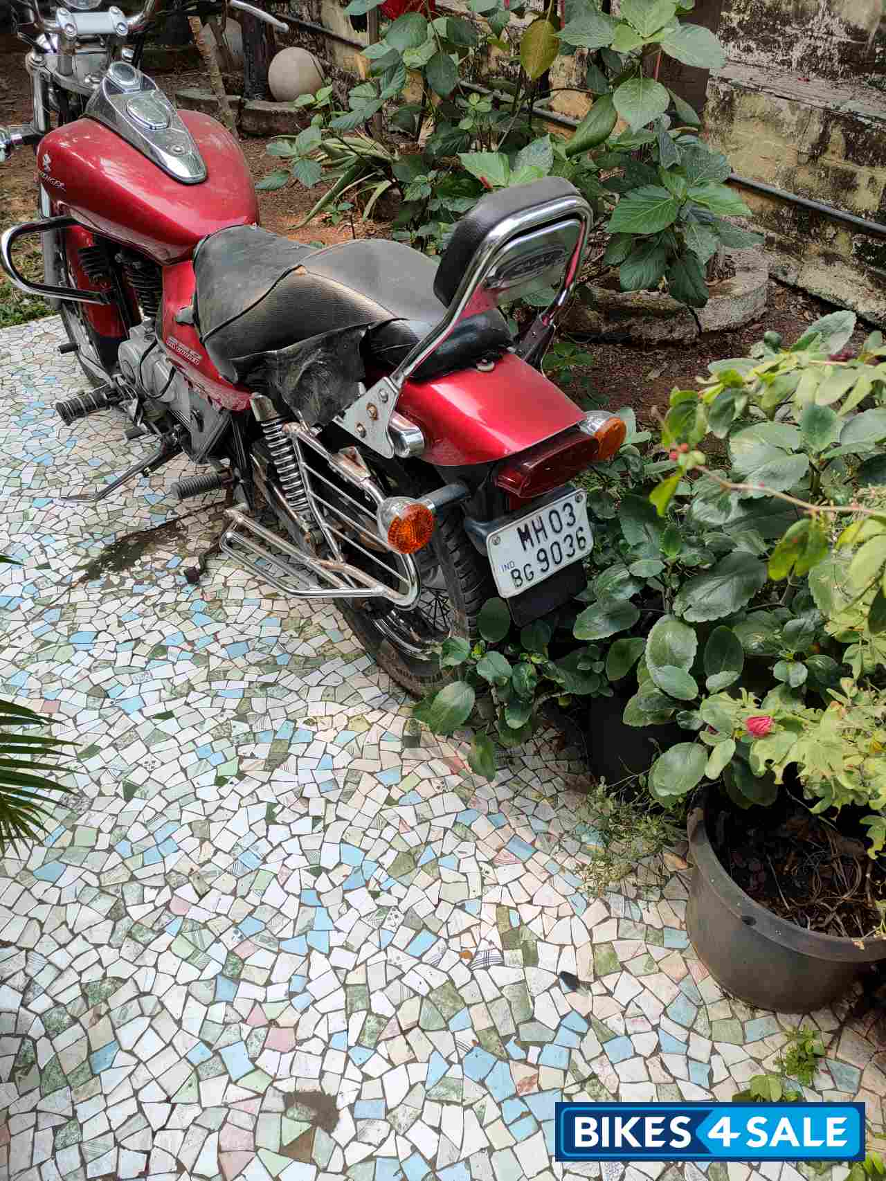 Red Bajaj Avenger 220 DTS-i
