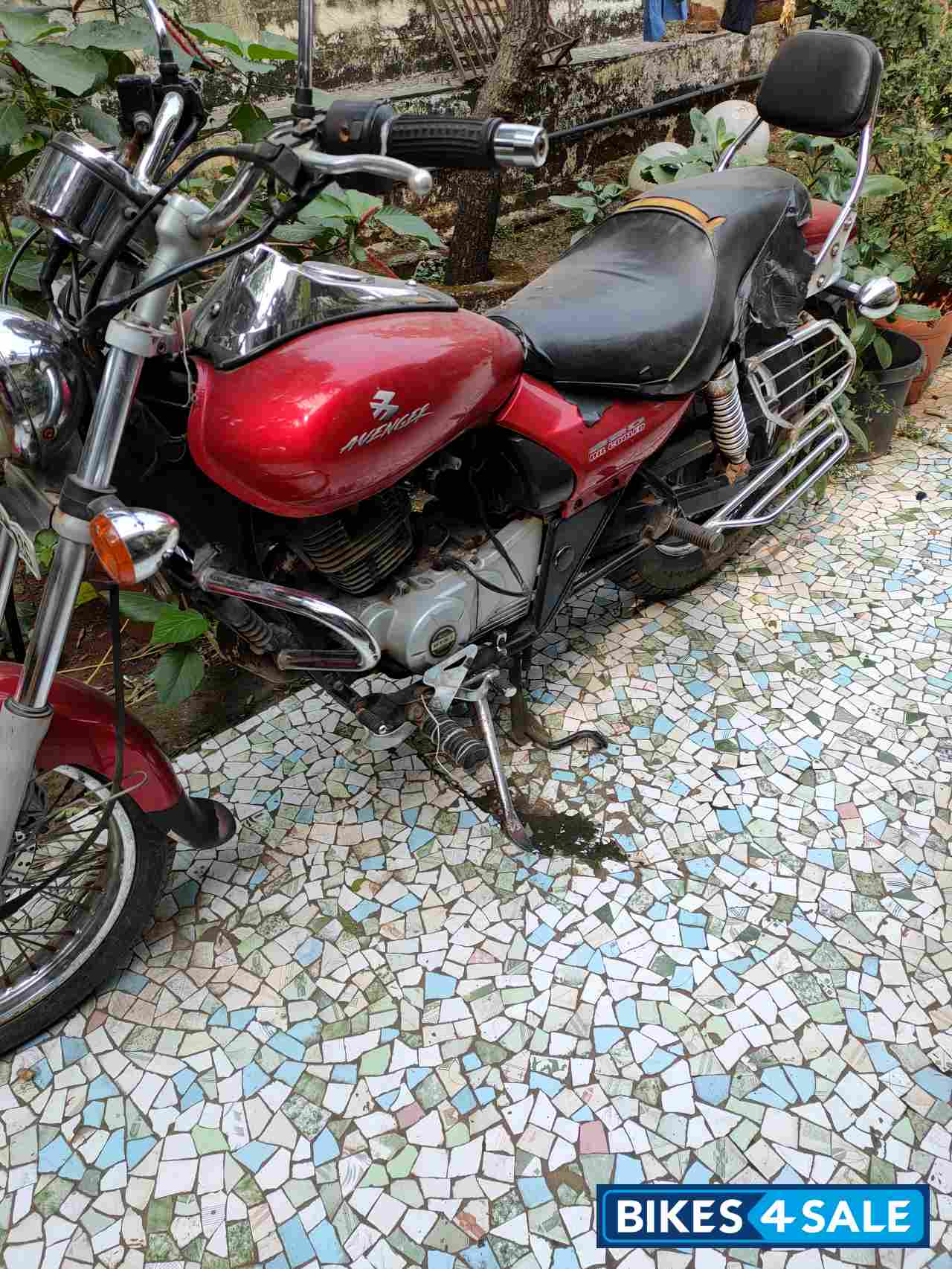 Red Bajaj Avenger 220 DTS-i