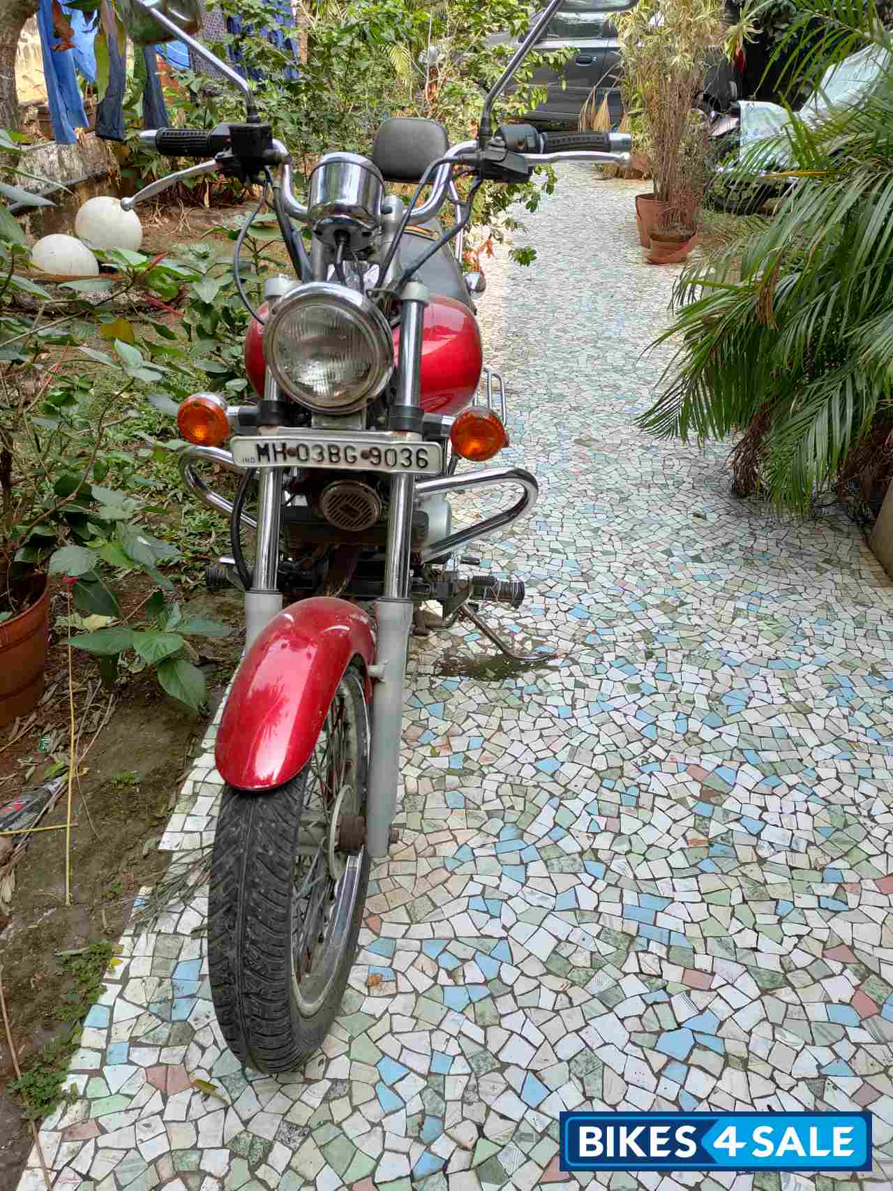 Red Bajaj Avenger 220 DTS-i