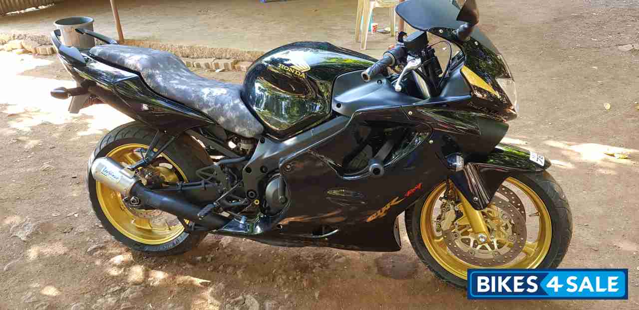 Black Honda CBR 600F