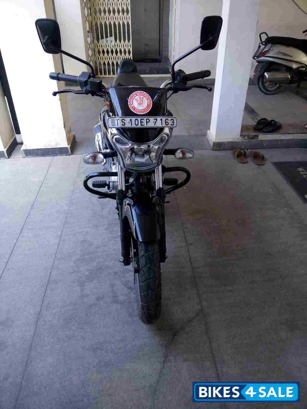Bajaj V15