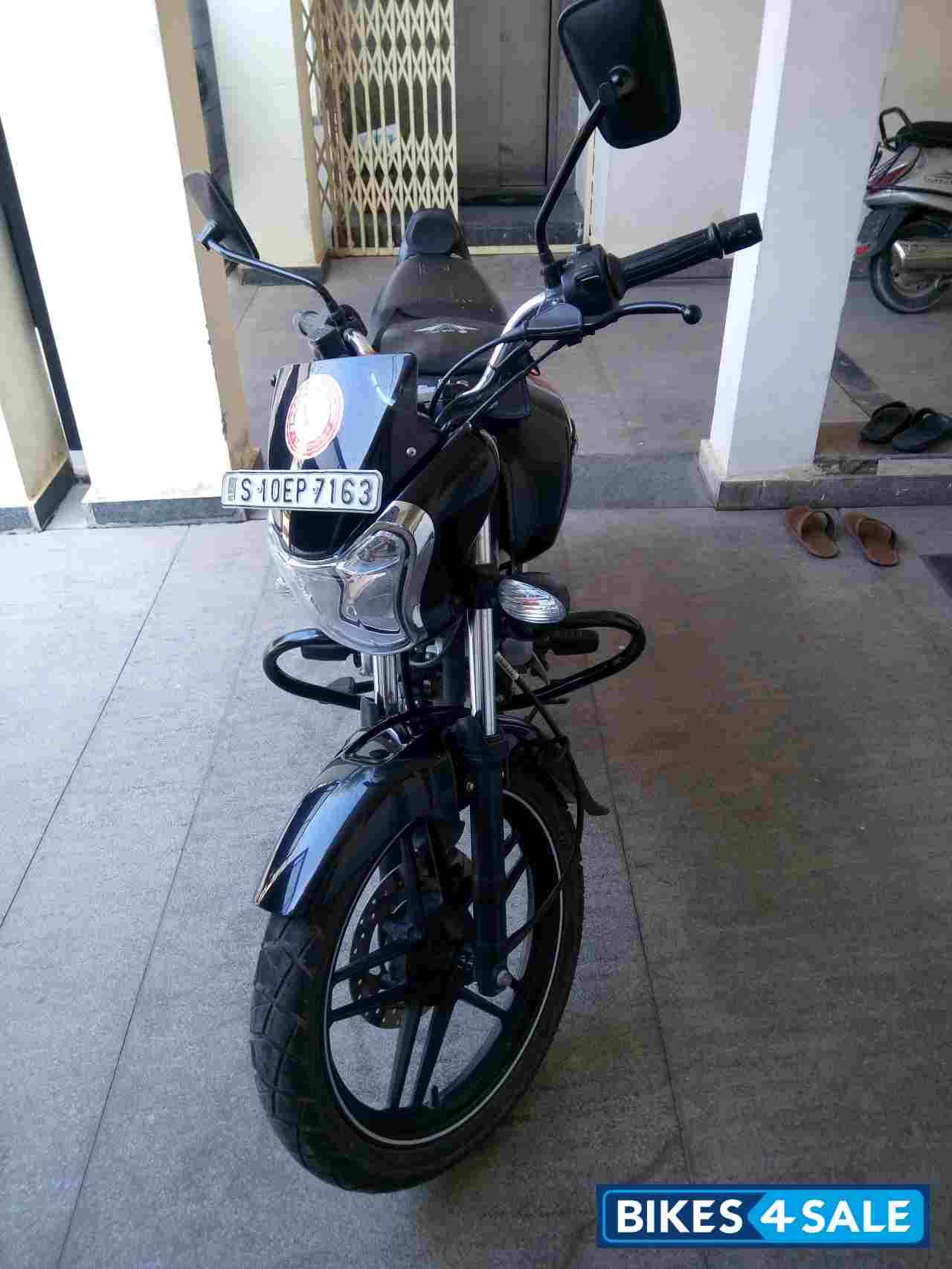 Bajaj V15