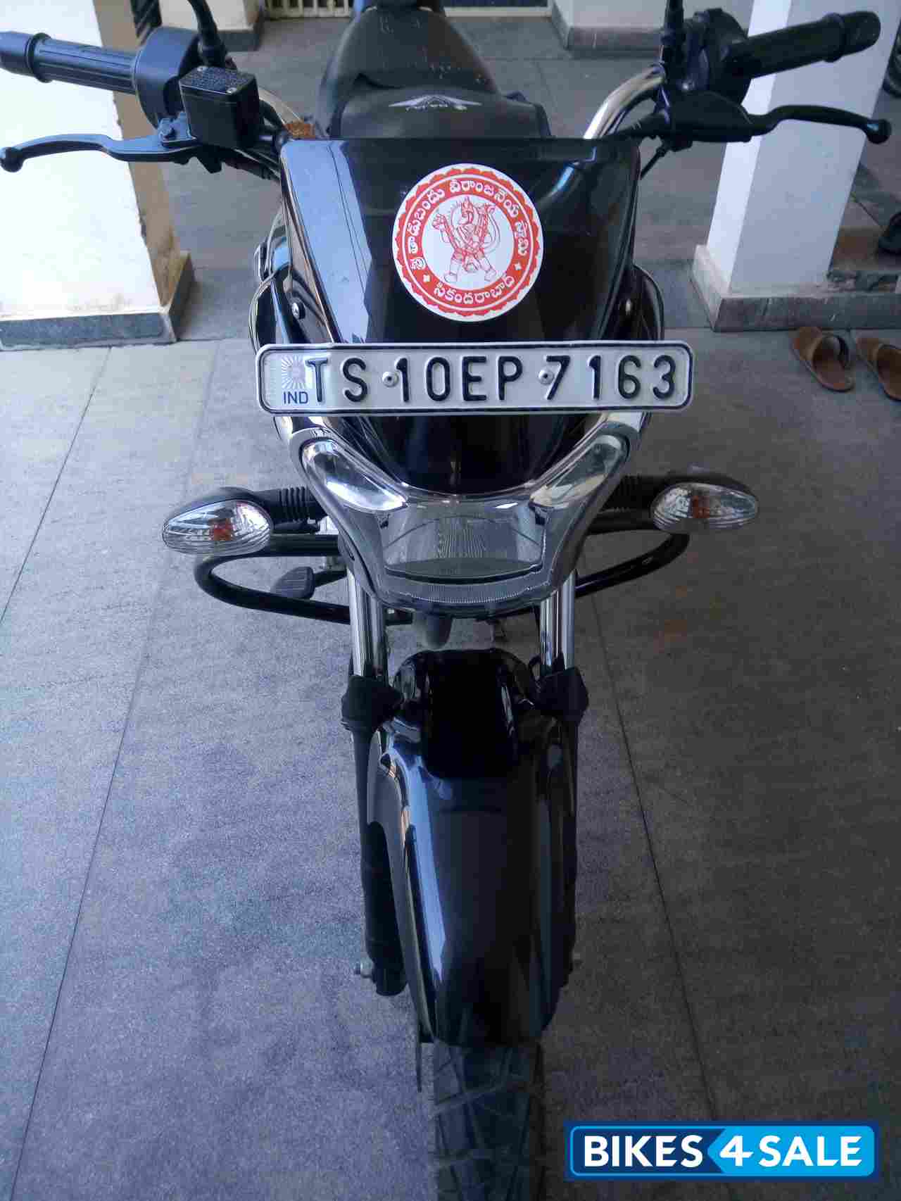 Bajaj V15