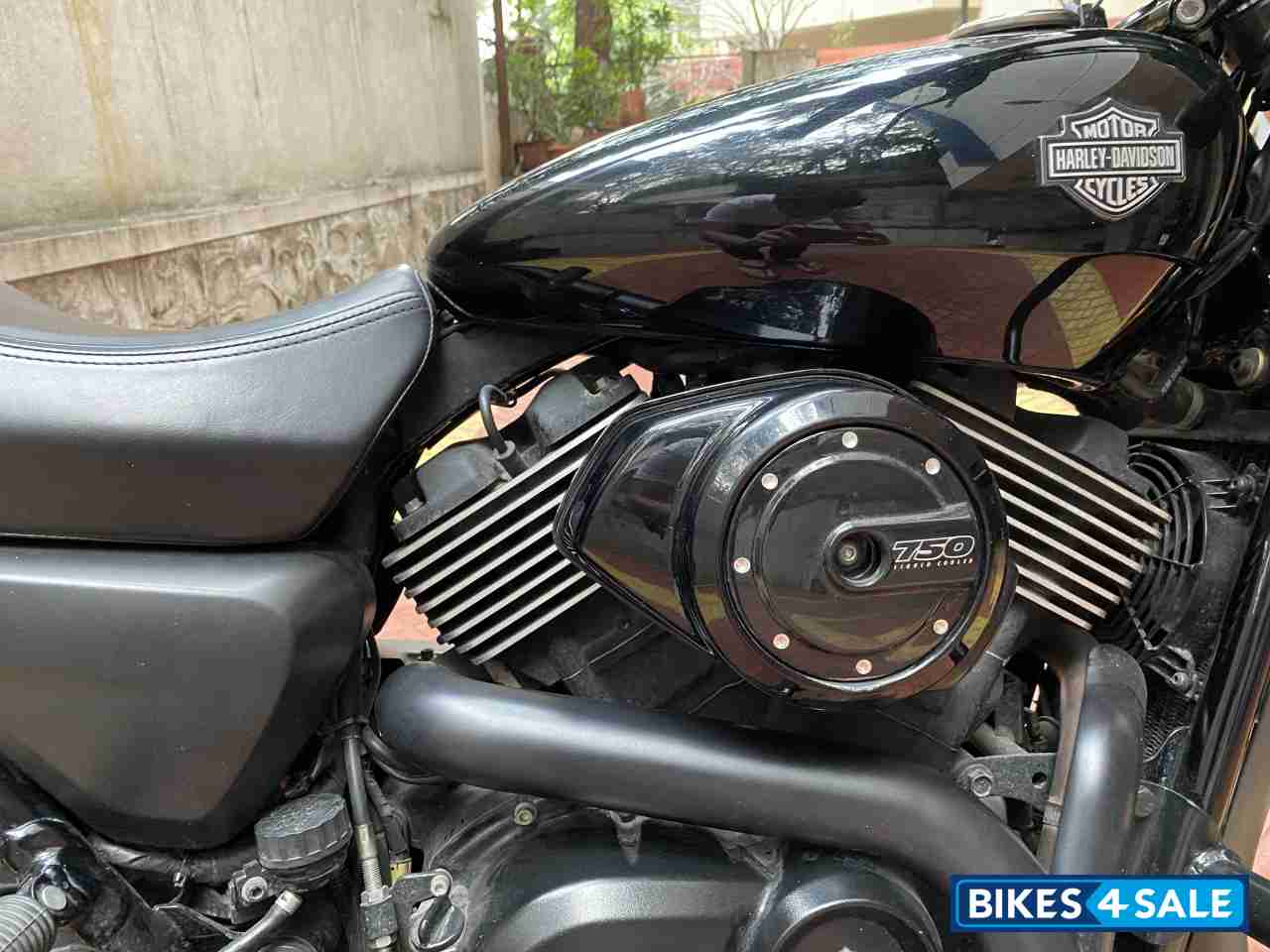 Black Harley Davidson Street 750