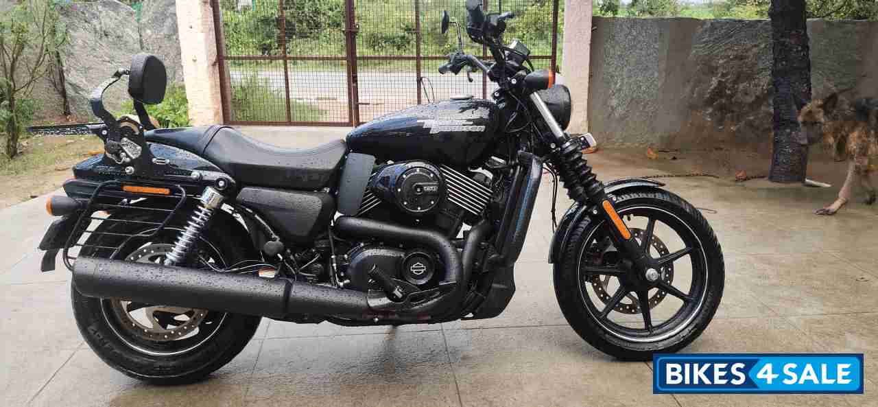 Black Harley Davidson Street 750