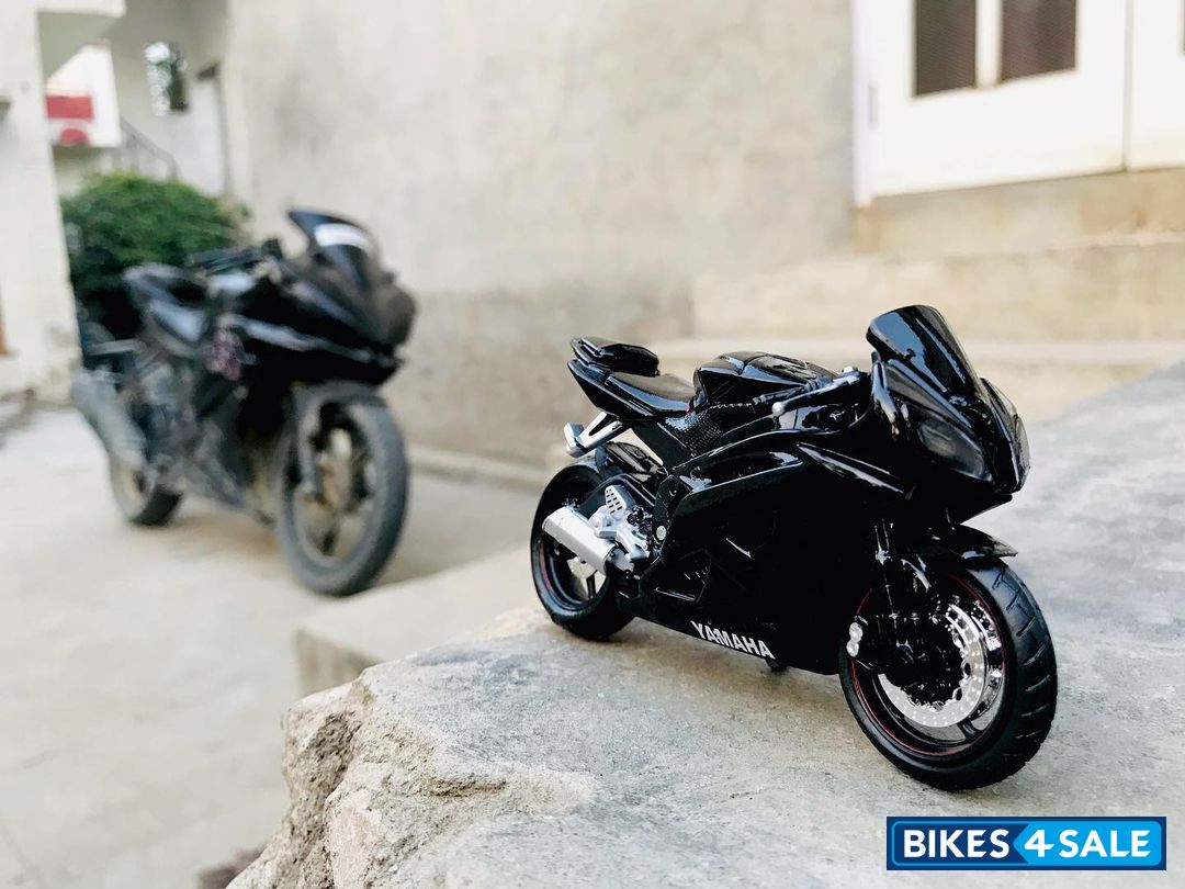 Golden Yamaha YZF R15 V2