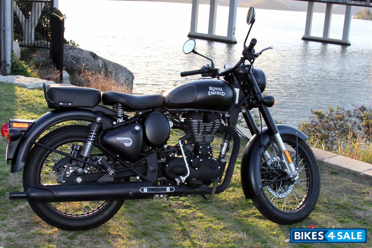 Stealth Black Royal Enfield Classic Stealth Black