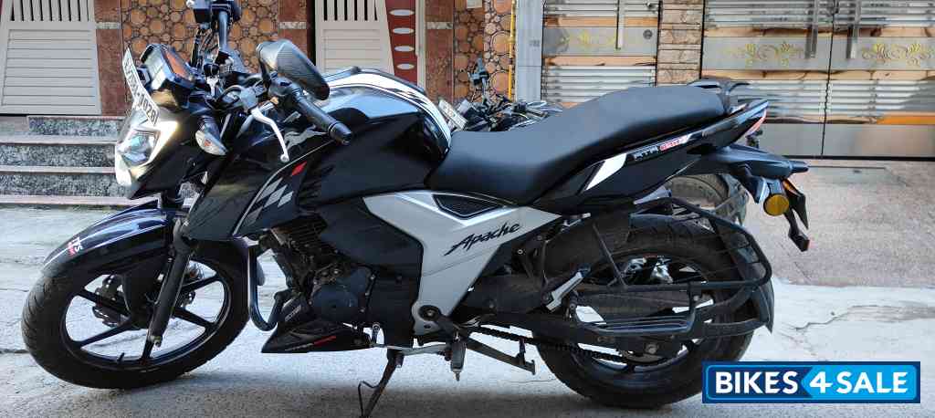 Black TVS Apache RTR 160 4V BS6