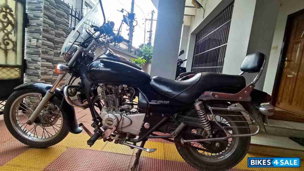 Black Bajaj Avenger 220 DTS-i