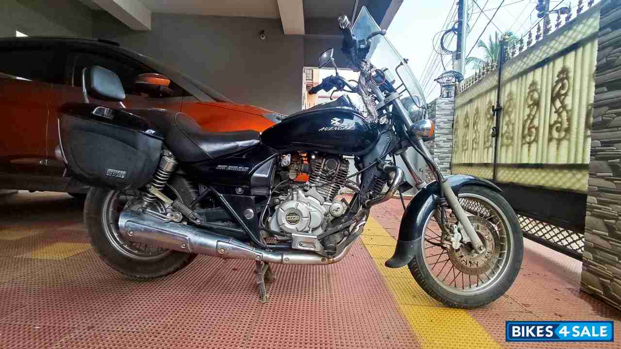 Black Bajaj Avenger 220 DTS-i