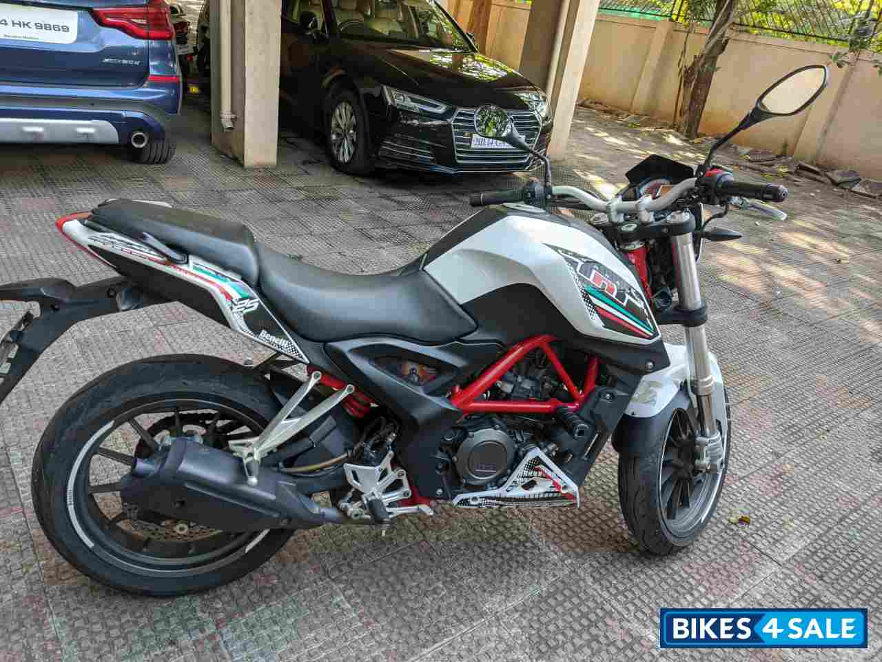 White Benelli TNT 25