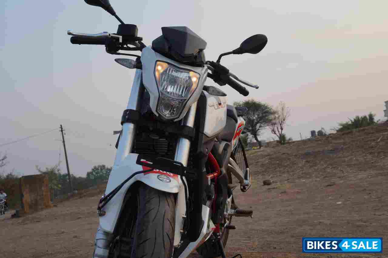 White Benelli TNT 25