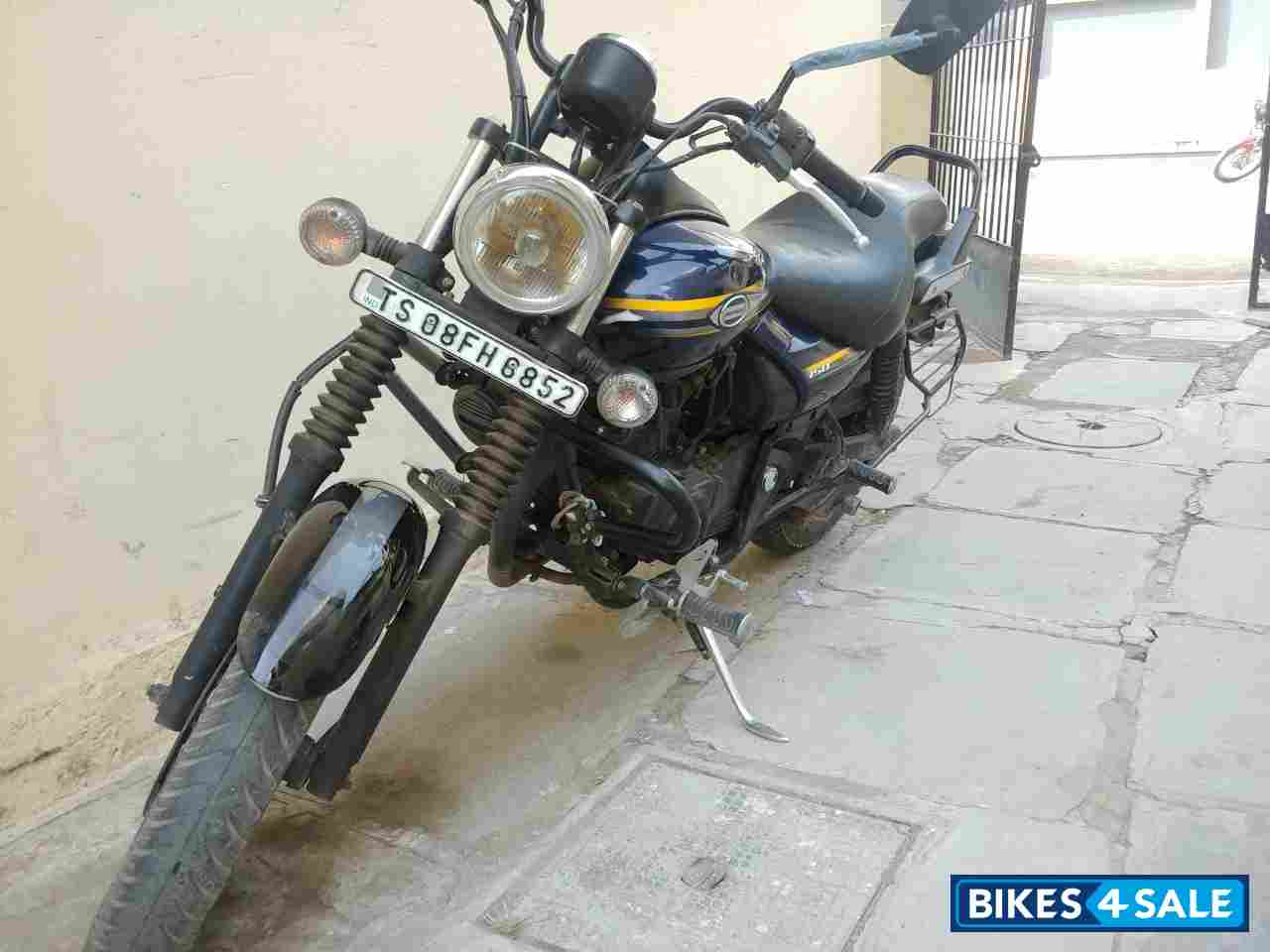 Blue Bajaj Avenger Street 150