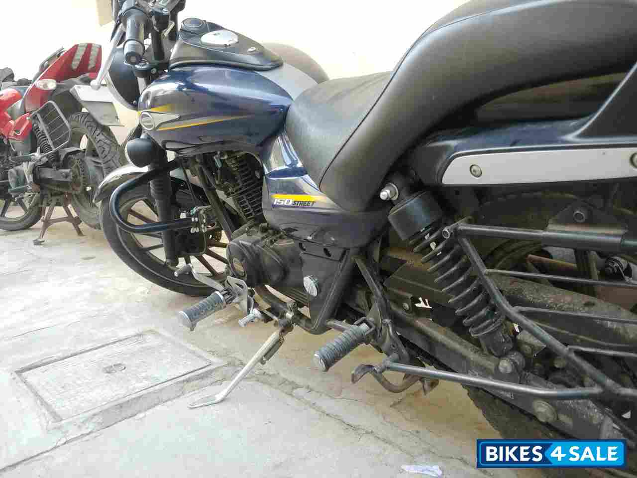 Blue Bajaj Avenger Street 150