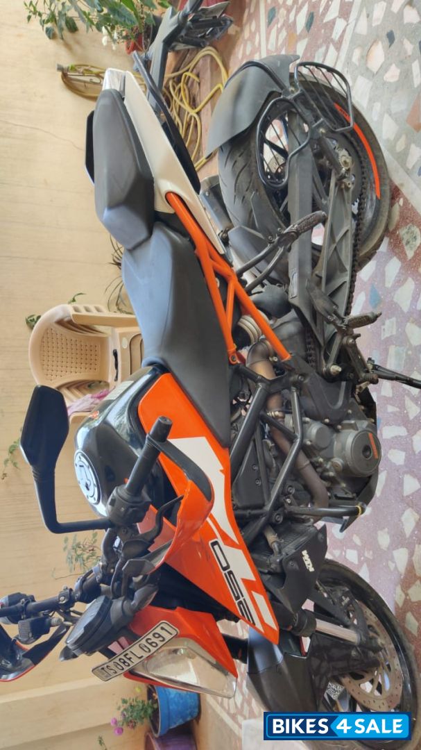 Orange KTM Duke 250