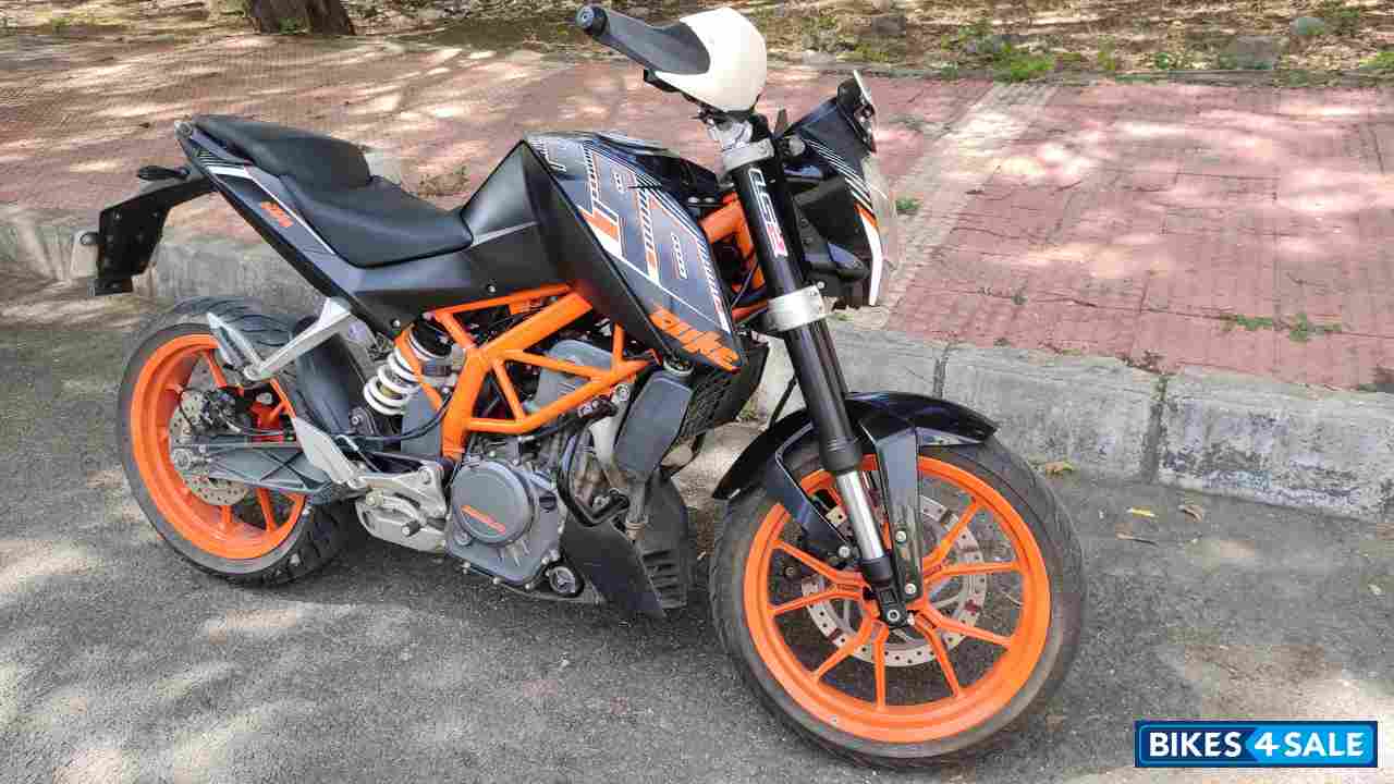 Black KTM Duke 390